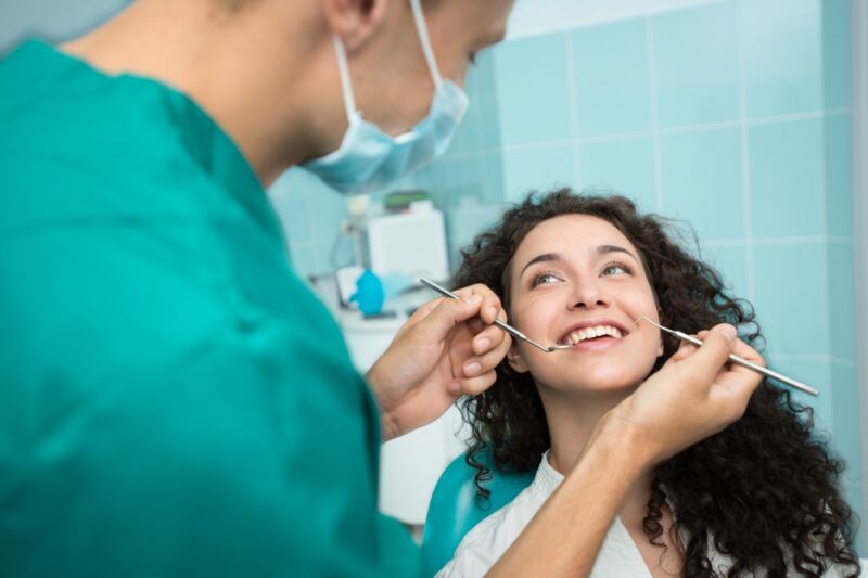 Paciente sendo atendido por dentista em clínica credenciada de plano odontológico