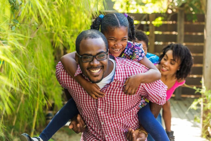 Família feliz e segura em casa, simbolizando os benefícios do seguro de vida
