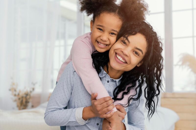 Família feliz após atendimento odontológico com plano familiar