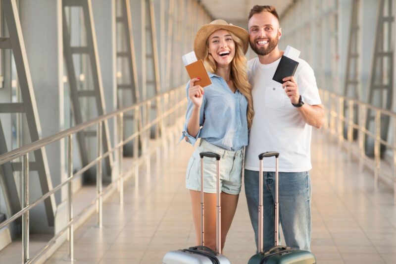 Pessoas com passaporte e apólice de seguro viagem no aeroporto
